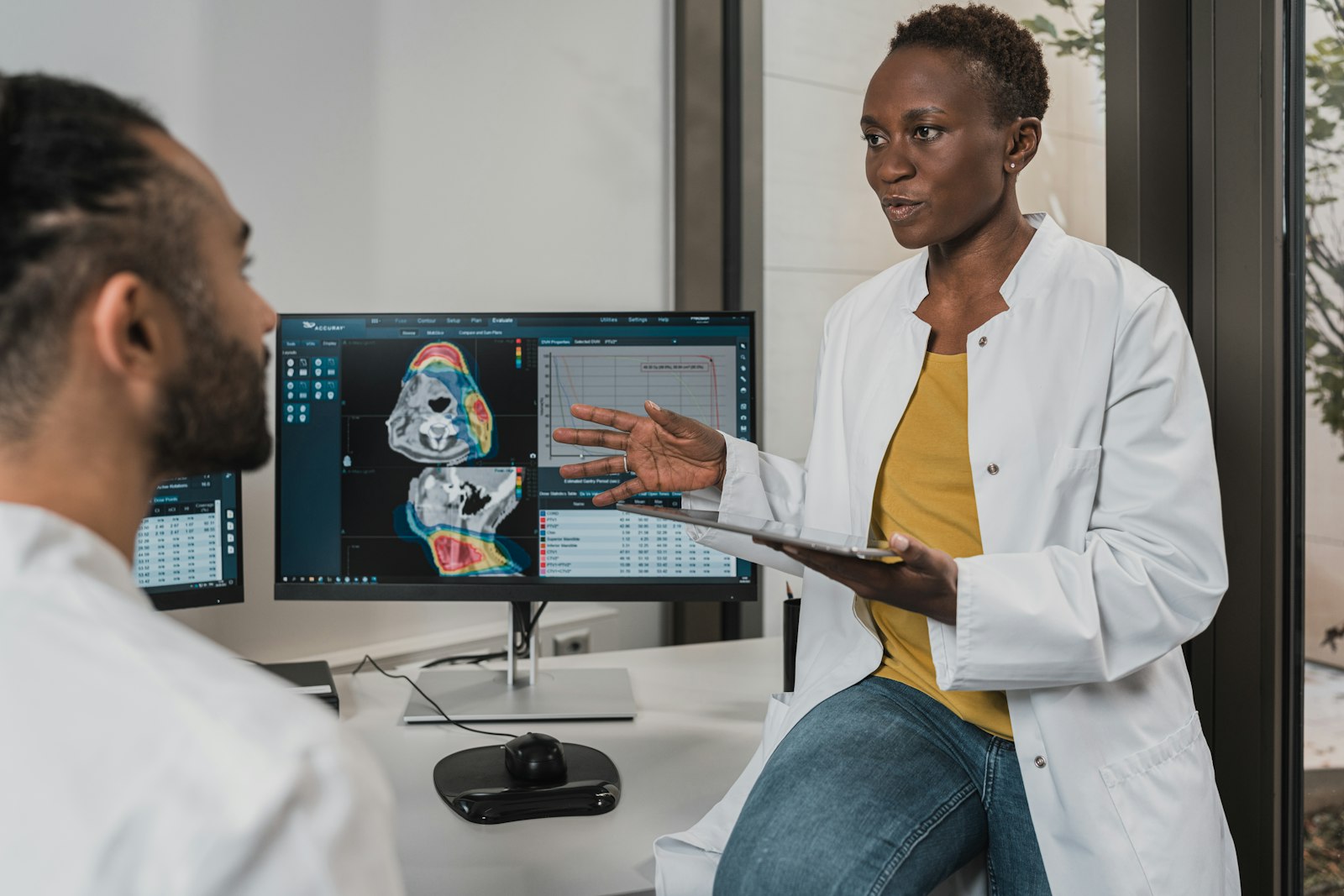 Ärztin berät eine Patientin im Gespräch